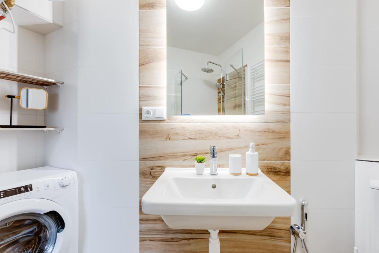 Modern, Bright And Spacious Apartment Prague Exterior photo