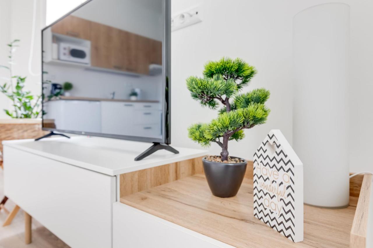 Modern, Bright And Spacious Apartment Prague Exterior photo